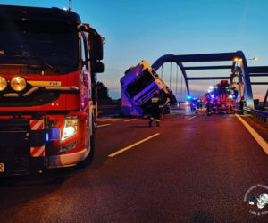 Wypadek na S8, TIR wjechał w drogowców