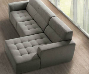 Pikowana sofa w salonie