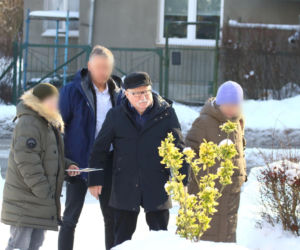 Lech Wałęsa rozdaje autografy