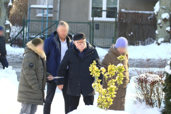 Lech Wałęsa rozdaje autografy