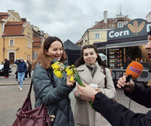 ESKA Lublin rozdawała żonkile na wiosnę