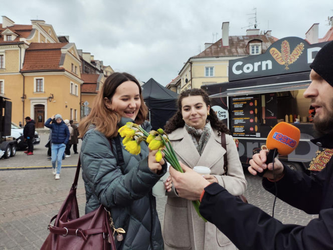 ESKA Lublin rozdawała żonkile na wiosnę