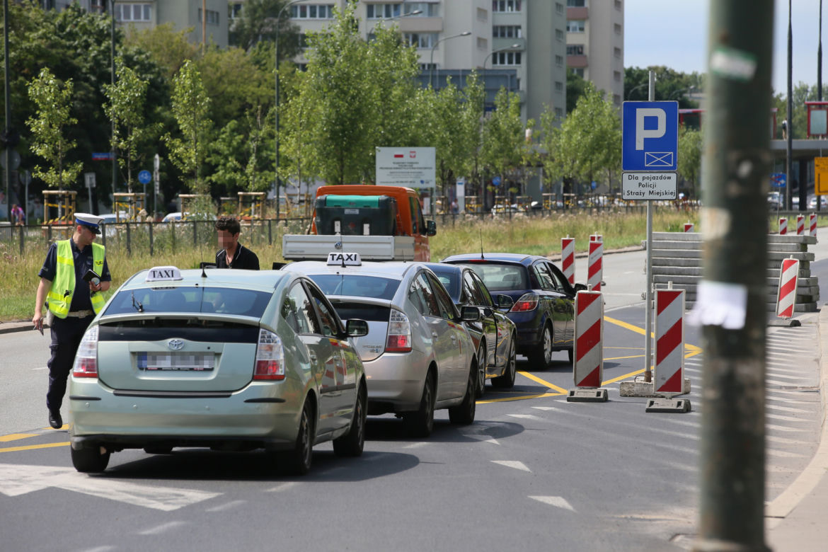 Drogowcy ustawili znak, który ignorują kierowcy. Policjanci mają mandatowe żniwa
