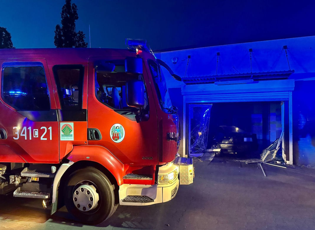 16-latek wjechał BMW prosto w witrynę sklepową. Szok w Toruniu