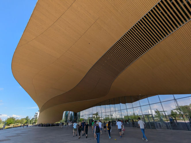 Tak wygląda biblioteka przyszłości. Roboty, 100 tysięcy książek i niezwykła architektura w sercu Europejskiej stolicy