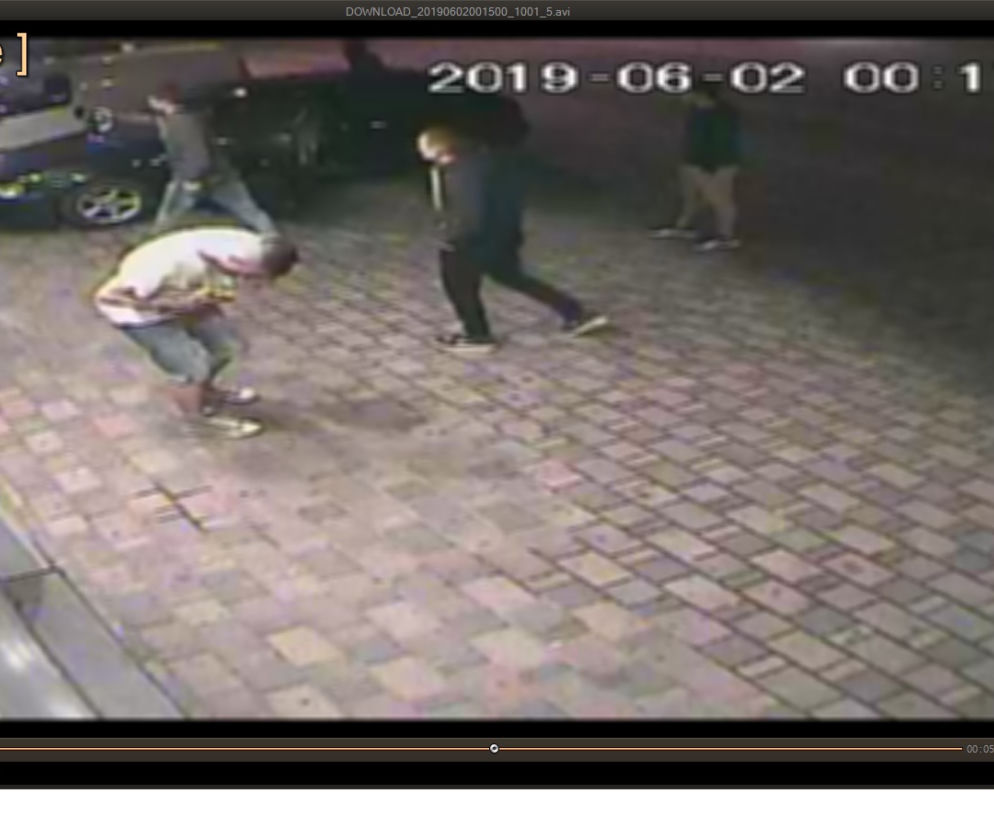 Brutalny napad w Myślenicach. Napastnicy kopali ofiarę po ciele i głowie [WIDEO]