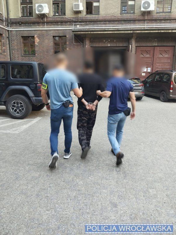 Atak nożem w Rossmannie we Wrocławiu. Ochroniarz został ciężko ranny