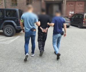 Atak nożem w Rossmannie we Wrocławiu. Ochroniarz został ciężko ranny