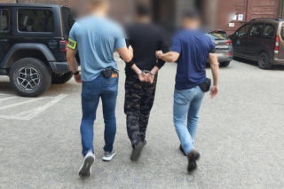 Atak nożem w Rossmannie we Wrocławiu. Ochroniarz został ciężko ranny