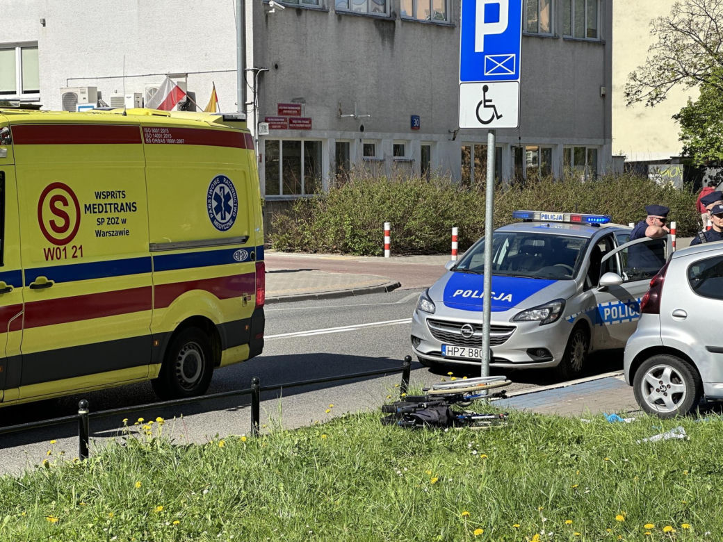 Emeryt z nożem w klatce piersiowej. Dramatyczna akcja ratunkowa na Ochocie. „Wyciągnęli go z auta”