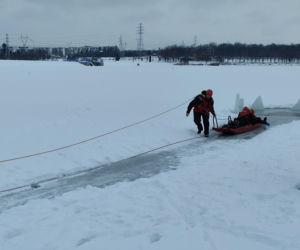 Jak uratować człowieka, gdy załamie się pod nim lód? Strażacy ćwiczyli różne scenariusze
