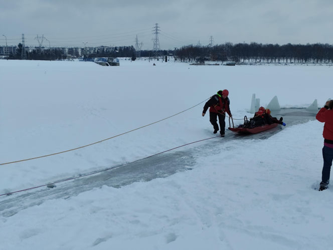 Jak uratować człowieka, gdy załamie się pod nim lód? Strażacy ćwiczyli różne scenariusze