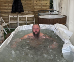 Mors z Lublina nie żegna zimy. Pod domem zbudował lodowe „sanktuarium”