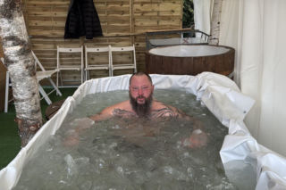 Mors z Lublina nie żegna zimy. Pod domem zbudował lodowe „sanktuarium”