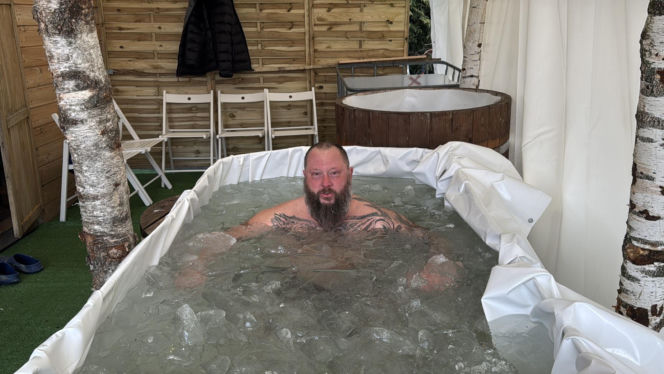 Mors z Lublina nie żegna zimy. Pod domem zbudował lodowe „sanktuarium”