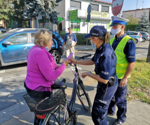 Żeby lepiej było was widać. Leszczyńscy policjanci rozdawali odblaski