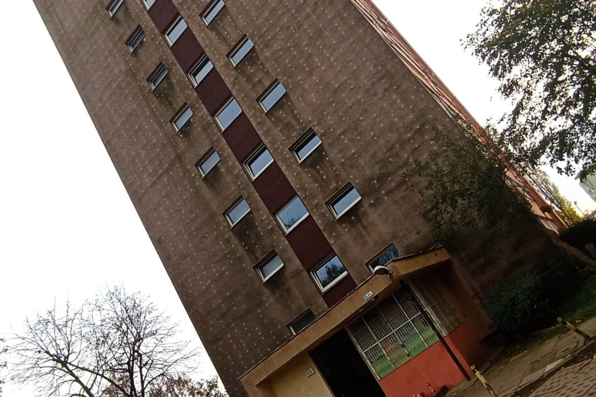 Kobieta wypadła z okna wieżowca i zginęła! W miejscu tragedii pojawiły się znicze [ZDJĘCIA]