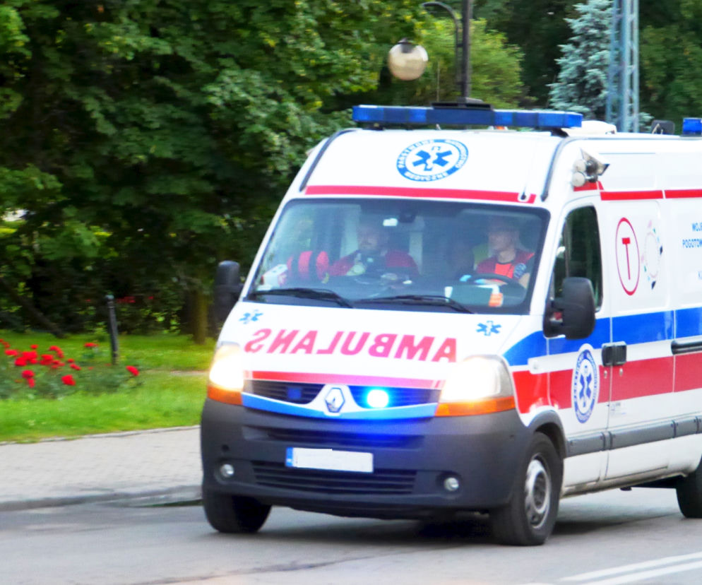 Mężczyzna doznał udaru i czekał na pomoc w rowie