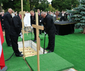 Szok po tragedii w Łodzi. Dziesięć malutkich trumienek na pogrzebie. Tego widoku nie da się wyrzucić z głowy