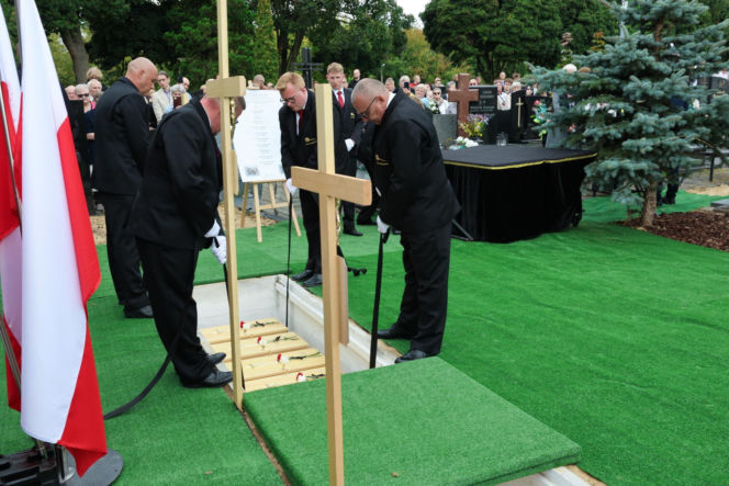 Szok po tragedii w Łodzi. Dziesięć malutkich trumienek na pogrzebie. Tego widoku nie da się wyrzucić z głowy