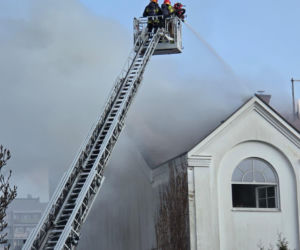 Pożar pięknej willi w Warszawie. Ogień z traw przeniósł się na dom! Jedna osoba w szpitalu