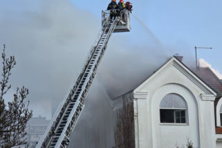 Płonęły trawy, ogień zajął luksusową willę w Warszawie. Dramatyczna akcja strażaków