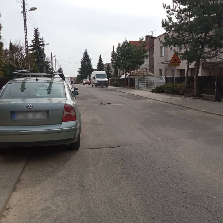 Poznań. Potężna dziura w drodze! Niebezpieczeństwo wisiało w powietrzu 