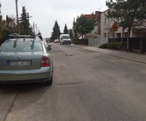 Poznań. Potężna dziura w drodze! Niebezpieczeństwo wisiało w powietrzu 