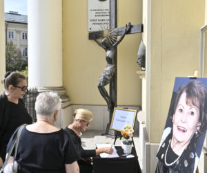 Niezwykły szczegół na pogrzebie Igi Cembrzyńskiej. Pojawiła się księga wspomnień potem