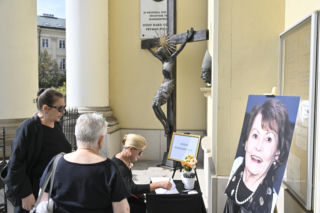 Niezwykły szczegół na pogrzebie Igi Cembrzyńskiej. Pojawiła się księga wspomnień potem
