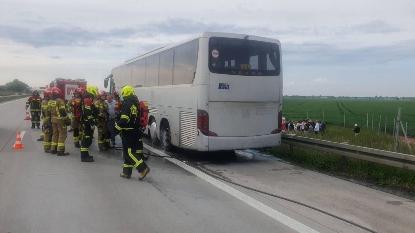 Pożar autokaru przewożącego dzieci na A4! Dramatyczne sceny pod Wrocławiem