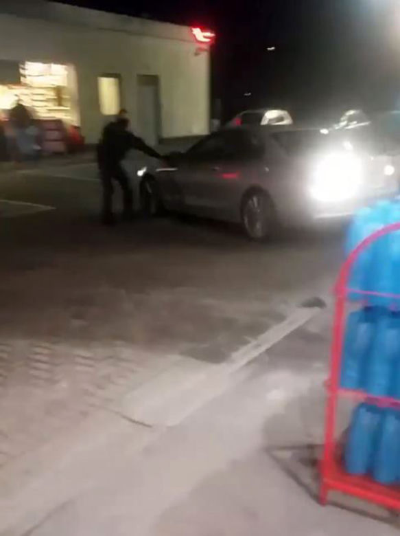 Wjechała w stację benzynową