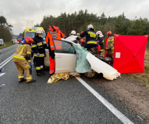 Karambol w Przyłubiu. Na drodze śmierci zderzyły się auta osobowe i bus. PRZERAŻAJĄCE zdjęcia