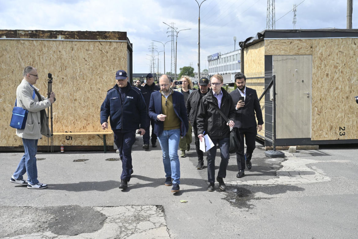 Komornicy na Modlińskiej. Nerwowe starcie przy hali na Białołęce. Ostry konflikt kupców z zarządcą hali