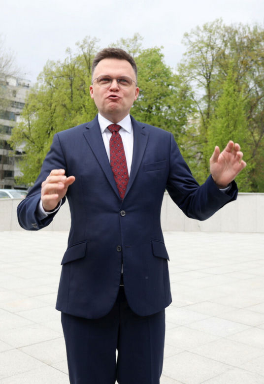 Szymon Hołownia nie potrafi odkręcić butelki z wodą. Dobry przykład daje mu partyjna koleżanka