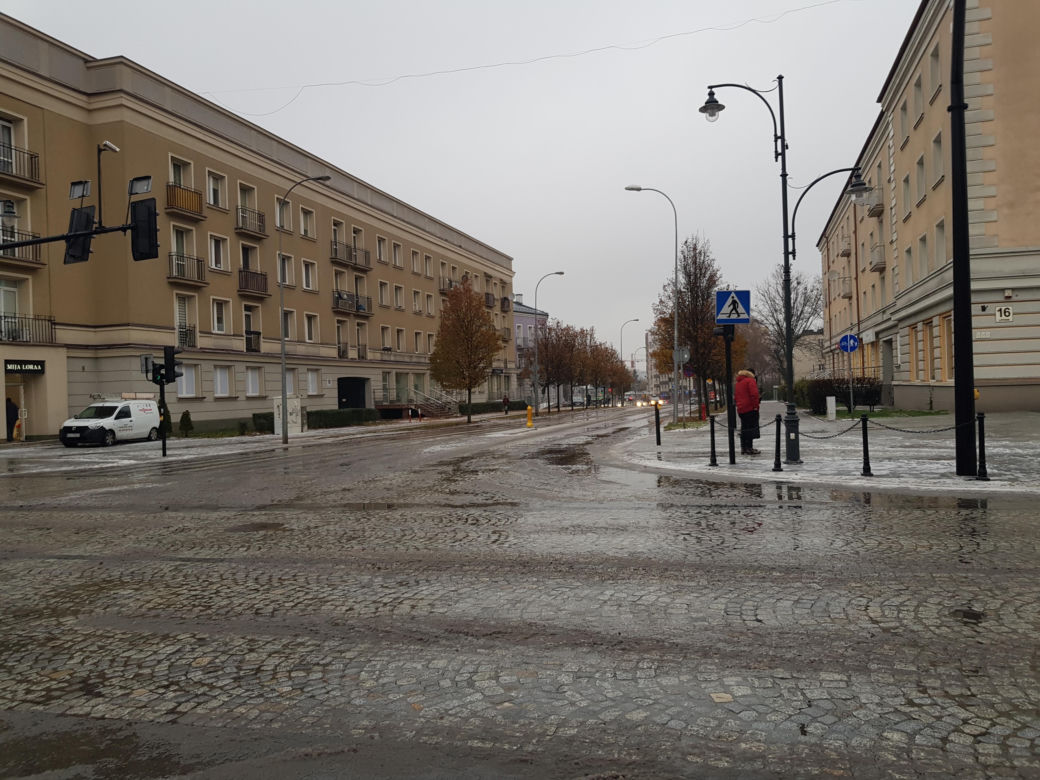 Gołoledź, marznące opady i oblodzone chodniki. Tak wyglądał poranek na drogach w Białymstoku