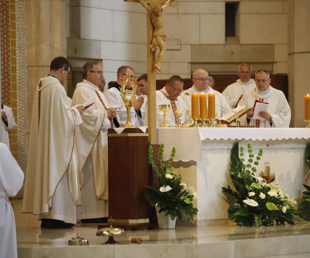 Księża koncelebrujący Mszę Świętą podczas I Sesji Plenarnej II Synodu Duszpasterskiego Archidiecezji Krakowskiej, w tle krzyż i ołtarz z zapalonymi świecami. Więcej o wydarzeniu na naszym portalu.
