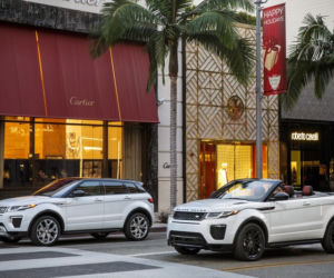 Dzieczyna Bonda Naomie Harris pozuje z Range Roverem Evoque kabrio 