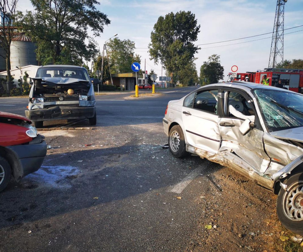 Poważny wypadek w Osięcinach. Chwila nieuwagi kierowcy BMW i 3 osoby w szpitalu