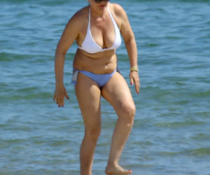 GRAŻYNA SZAPOŁOWSKA NA PLAŻY_1PUBL