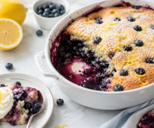 Cytrynowo-borówkowy pudding cake. Podczas pieczenia masa sama rozdziela się na puszyste ciasto i gorący sos