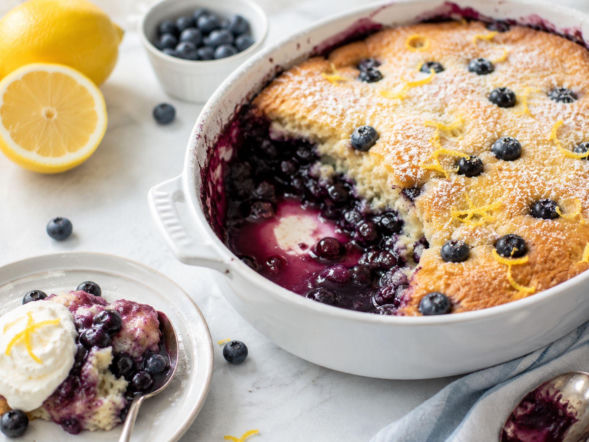 Cytrynowo-borówkowy pudding cake. Podczas pieczenia masa sama rozdziela się na puszyste ciasto i gorący sos