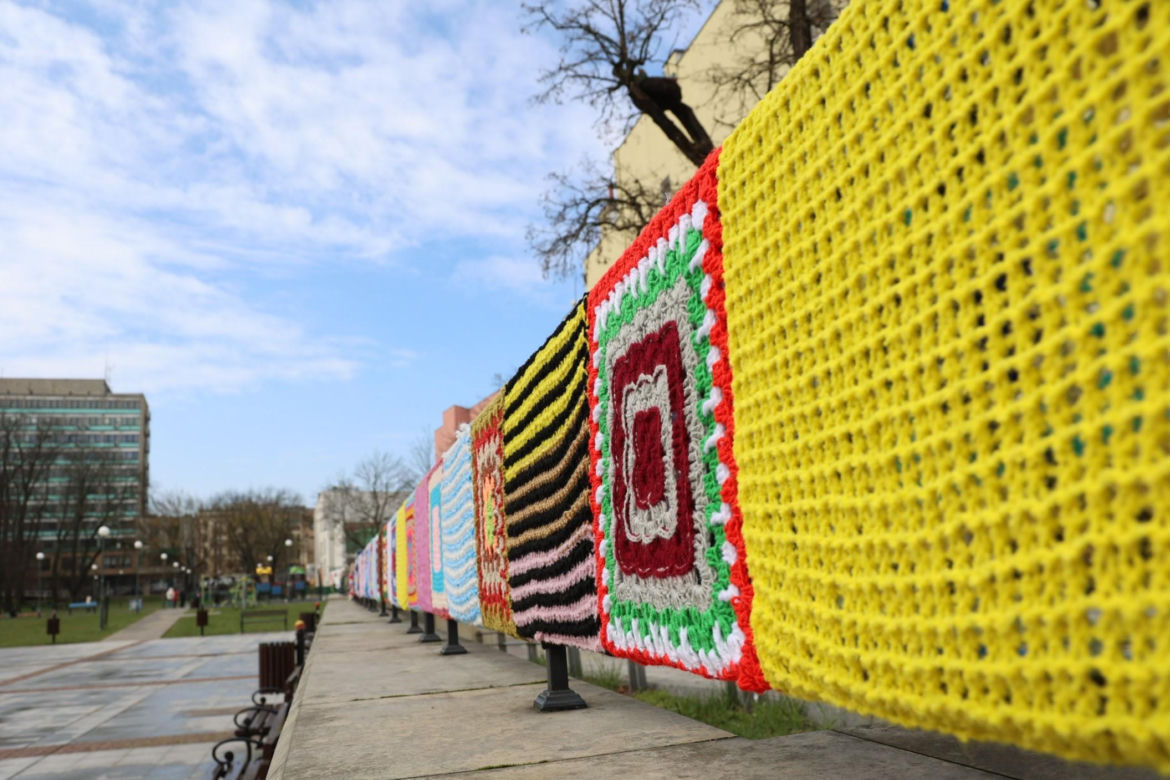 Kolorowe instalacje opanowały Lublin. Tak „Otulanie włóczką” świętuje swoje 10. urodziny!