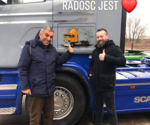 Nowa ciężarówka to dla irańskiego kierowcy nie jedyny prezent. Fardin dostanie też pieniądze na silnik i... firanki 