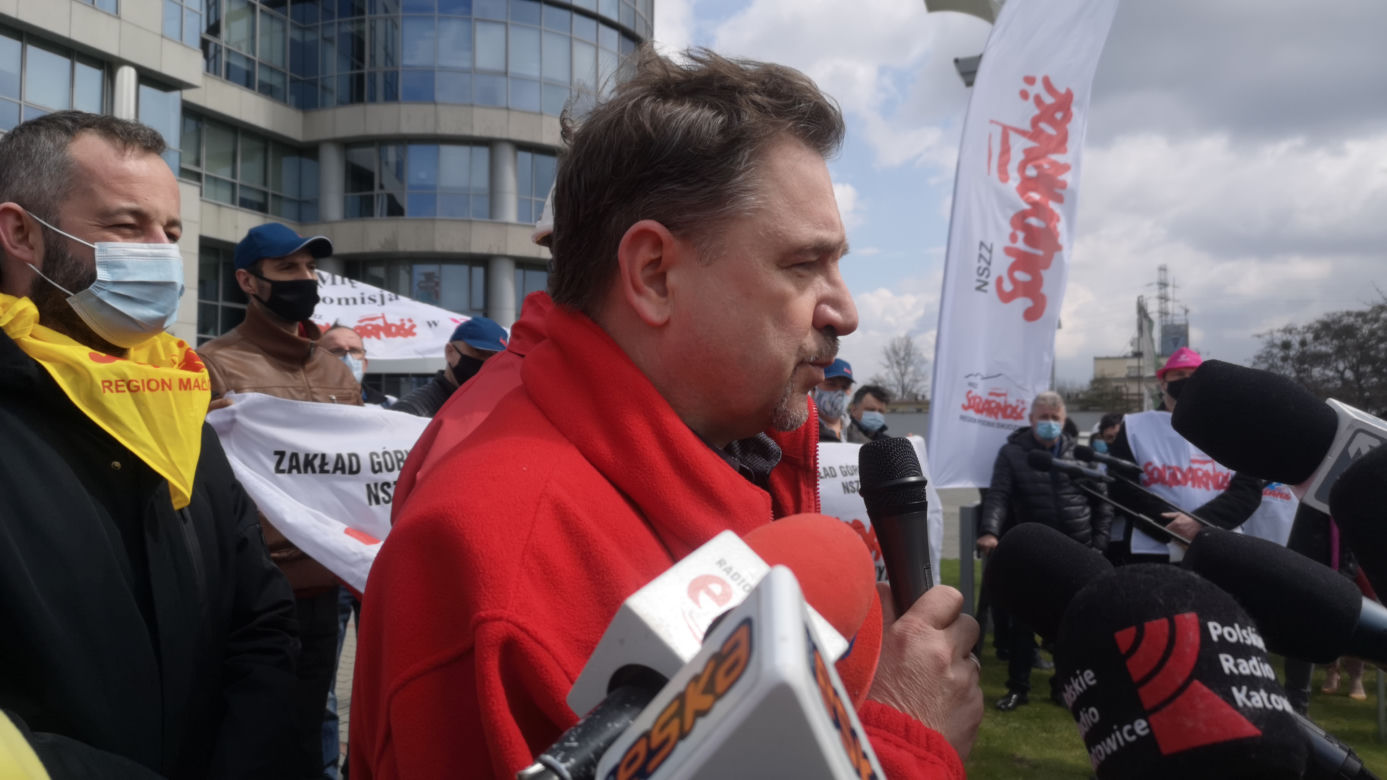 Gorąco pod siedzibą Tauronu. Związkowcy sprzeciwiają podziałowi spółki: "Sasin i Soboń odlecieli!" [ZDJĘCIA, WIDEO]