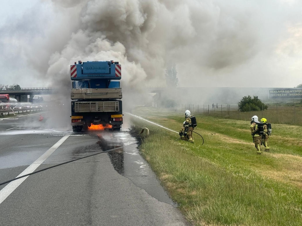 Dźwig stanął w ogniu na autostradzie A2. Słup dymu było widać z daleka
