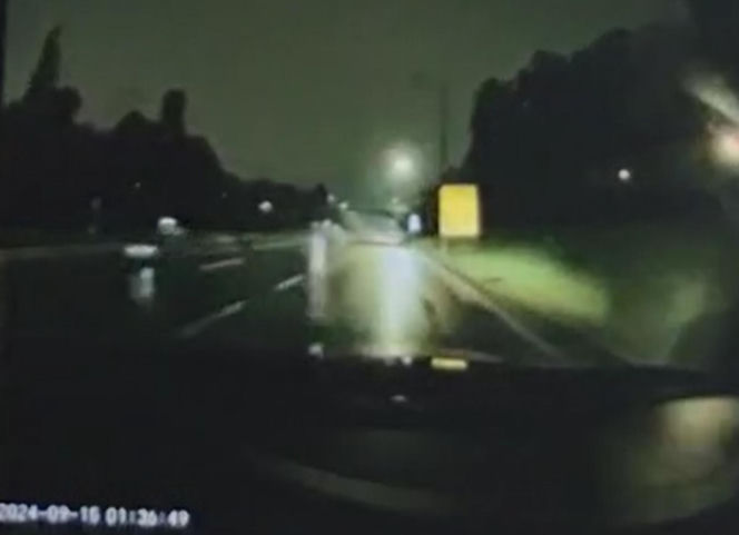 Wypadek na Trasie Łazienkowskiej - nagranie z momentu uderzenia