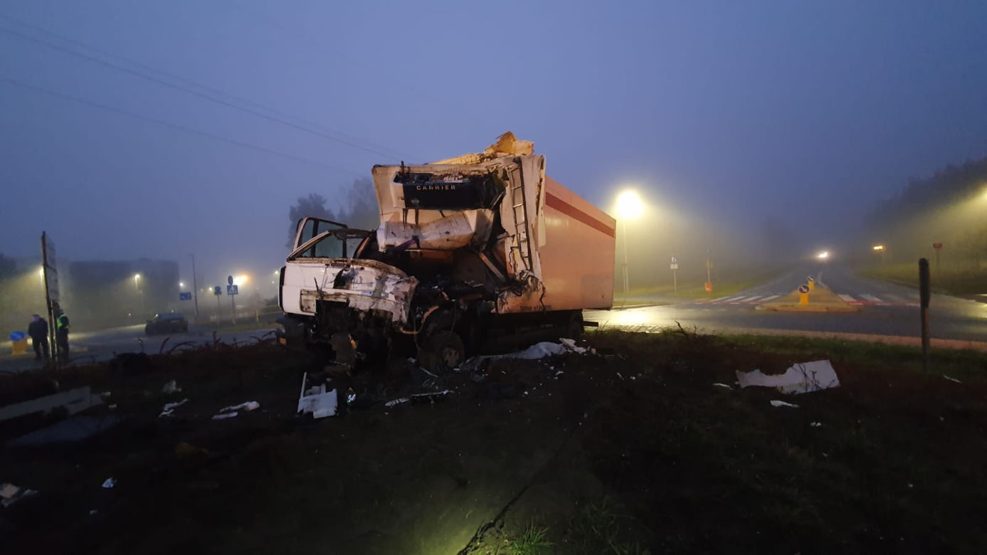 Toruń: Ciężarówki zderzyły się na ŚRODKU RONDA! Tragiczny finał wypadku