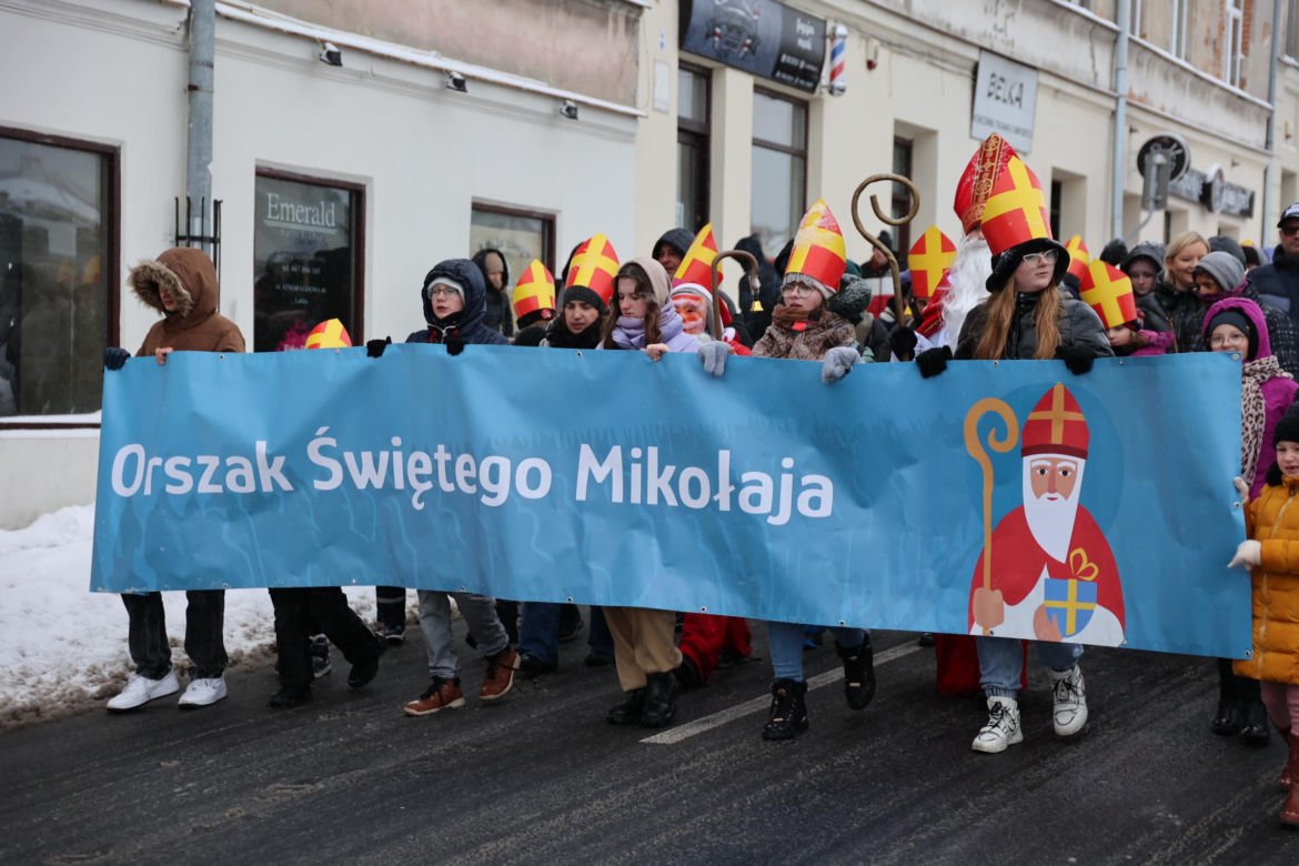 Orszak Świętego Mikołaja 2023 przeszedł przez Lublin. Było śnieżnie i radośnie! 