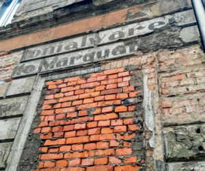 Przedwojenny szyld na ścianie kamienicy